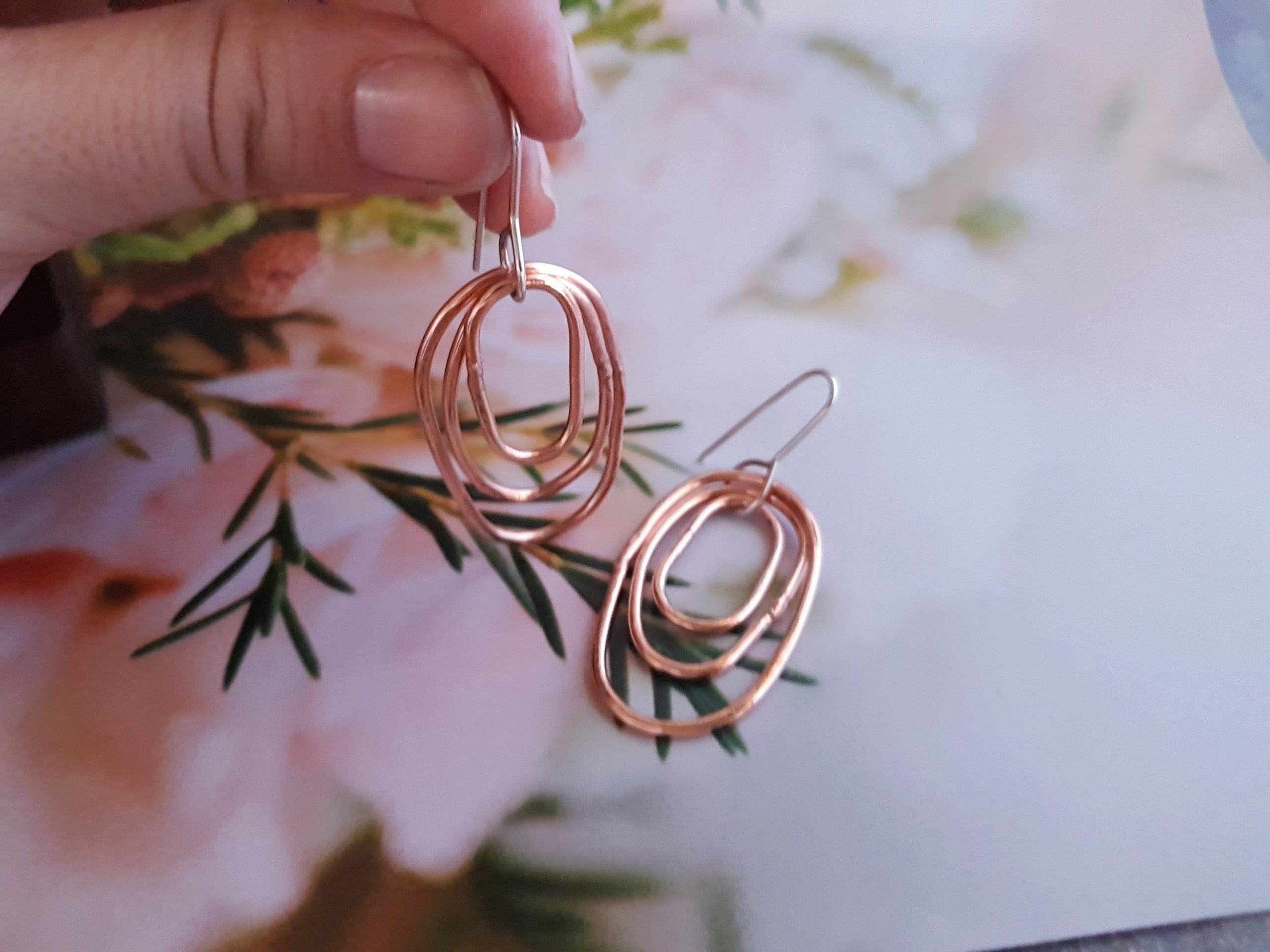 Copper wire outlet earrings